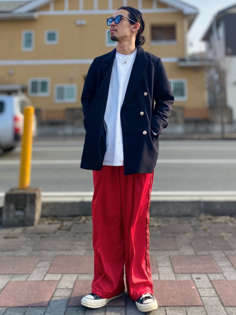「いまどきジャケット写真、シンプル、トラックパンツ、ブレザー、ジャケットスタイル、ゆるコーデ、春服コーデ、春コーデ、レイヤードスタイル、テーラードジャケット、サングラス」｜「FREAK'S STOREの【限定展開】紺ブレザージャケット（テーラードジャケット、ブルー系）」を使った、TogAさん（メンズ・165cm）の春コーディネートの1枚目の写真