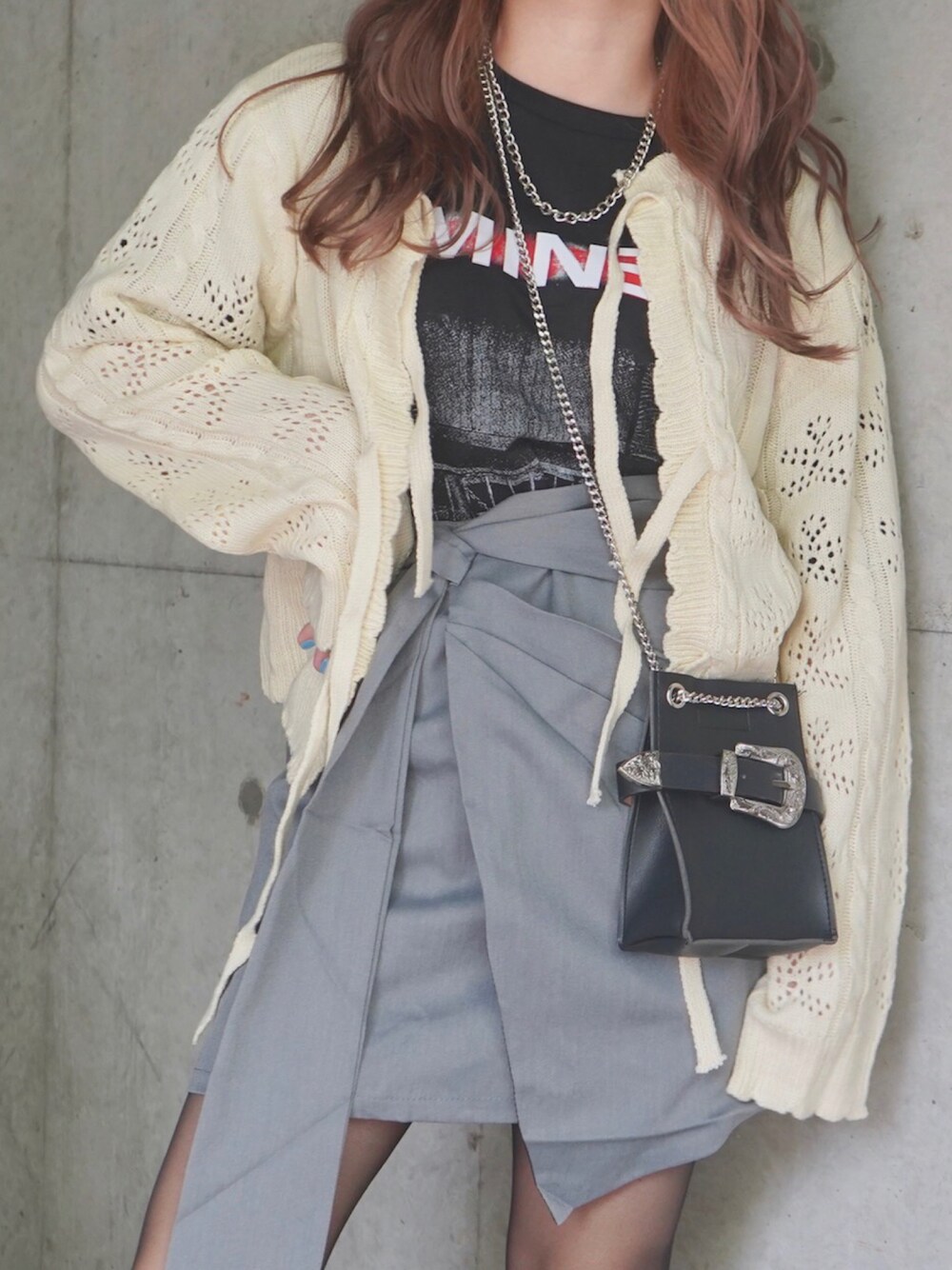 グレー系のスカート、ブラック系のTシャツ/カットソー、ホワイト系のカーディガン/ボレロを着用したレディースの冬コーディネートの1枚目の写真