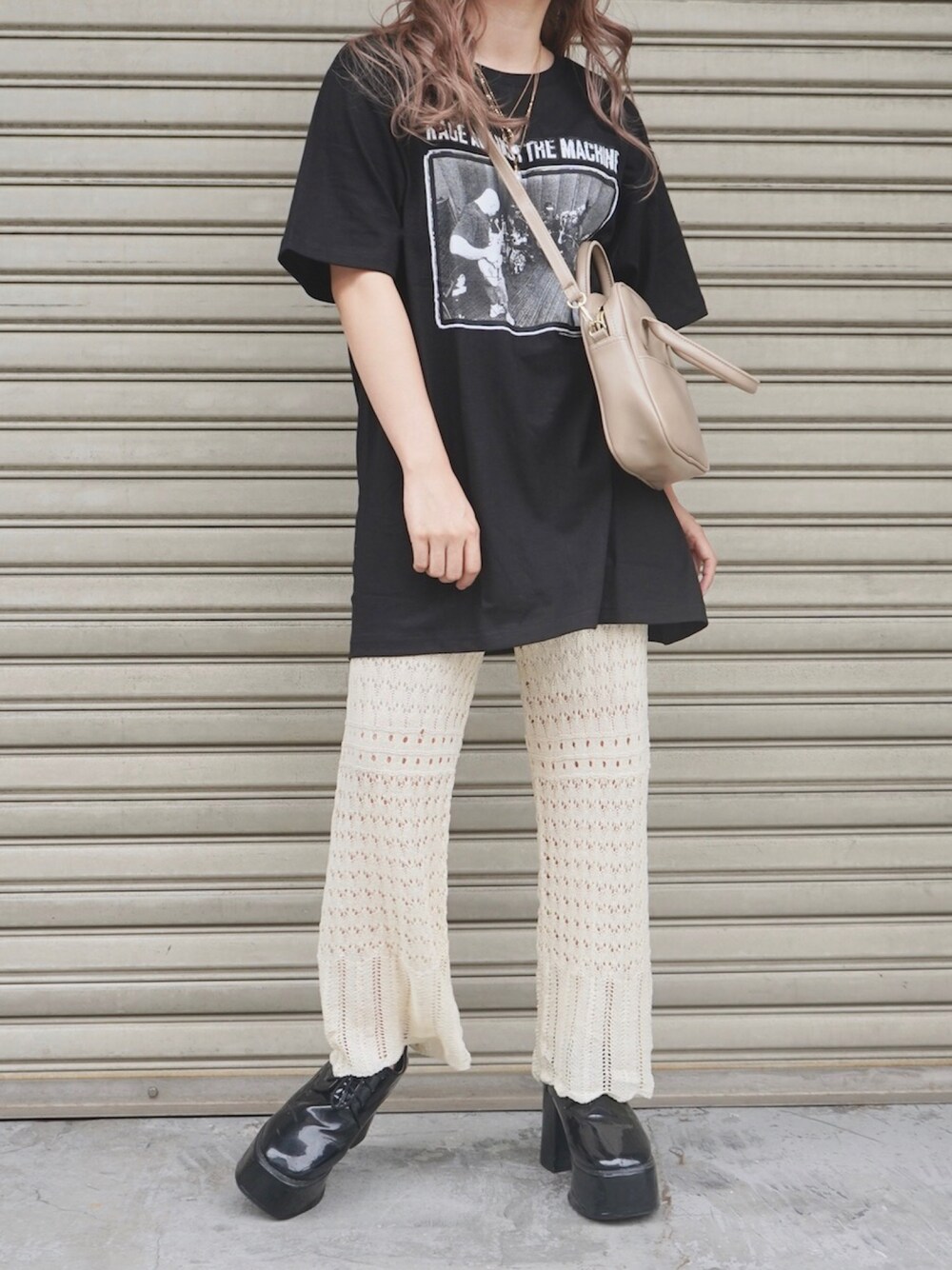 ブラック系のTシャツ/カットソー、ホワイト系のその他パンツ、ベージュ系のバッグを着用したレディースの冬コーディネートの1枚目の写真