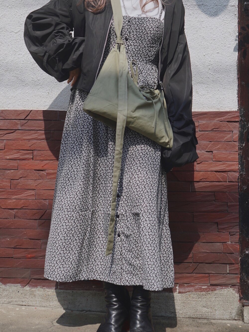 グリーン系のトートバッグ、ホワイト系のTシャツ/カットソー、ブラック系のワンピース/ドレスを着用したレディースの春コーディネートの1枚目の写真