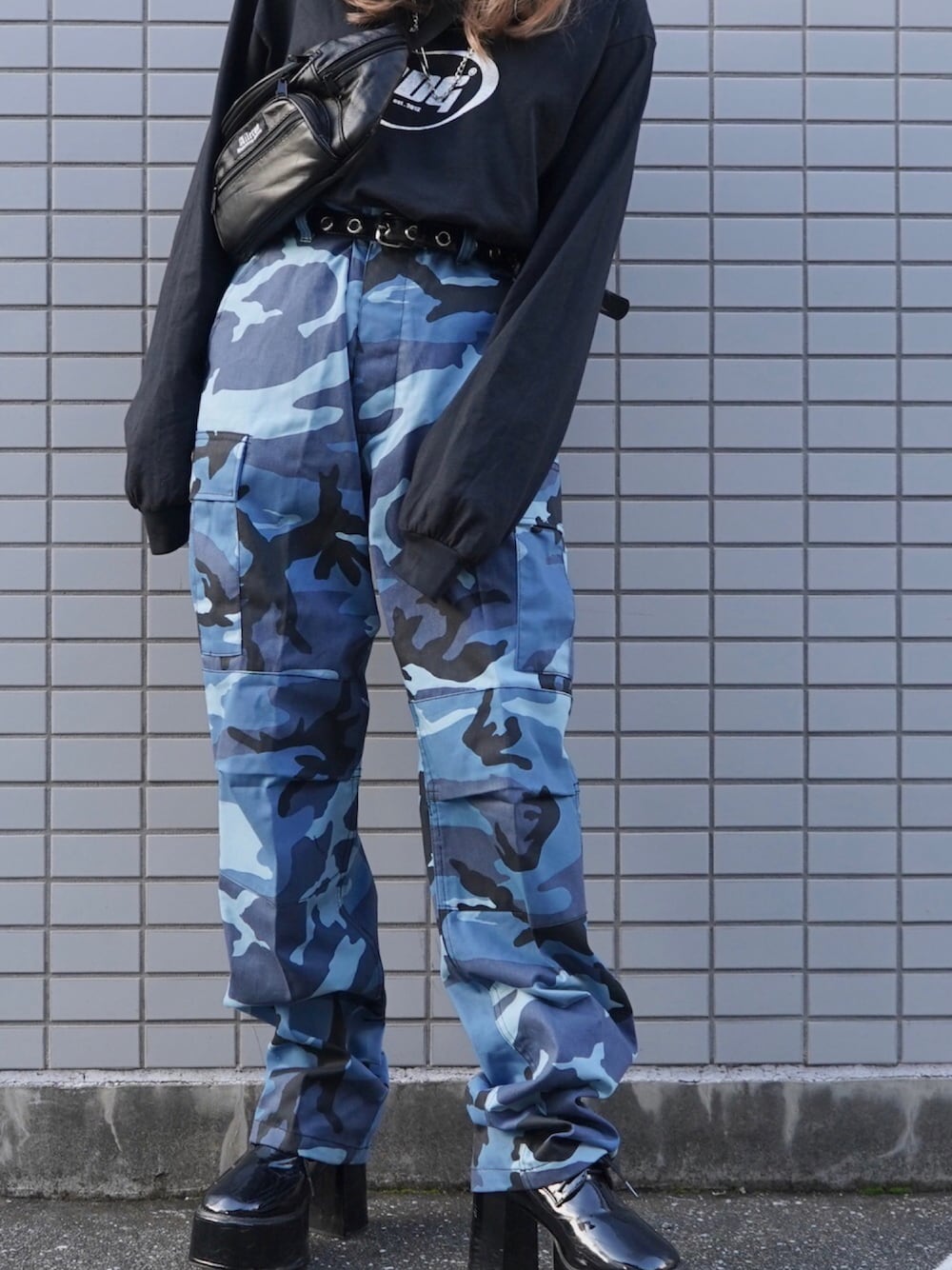 「カモフラージュ、カーゴパンツ、ブルー、blue、カモフラージュ柄、迷彩柄、カモフラ、カモフラパンツ、柄パンツ、ユニセックス、メンズライク、ストリートカジュアル、きれいめストリート、カジュアルコーデ、お出かけコーデ」｜「A.D.GのCamouflage Cargo Pants（blue）（カーゴパンツ、ブルー系）」を使った、A.D.Gさん（レディース・150cm）の夏コーディネートの1枚目の写真