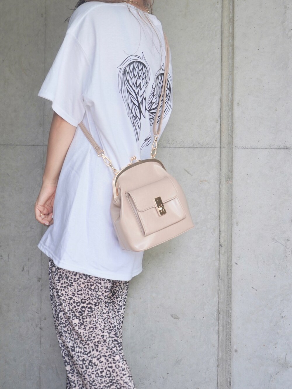 ホワイト系のTシャツ/カットソー、ベージュ系のその他パンツ、ベージュ系のショルダーバッグを着用したレディースの夏コーディネートの1枚目の写真