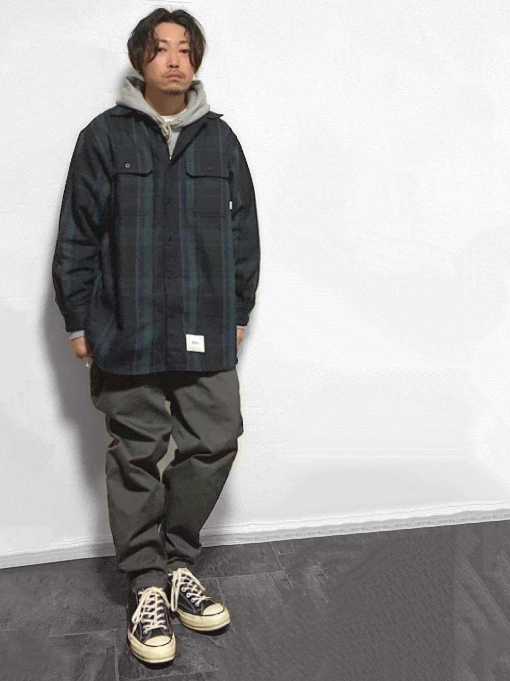ブラック系のスニーカー、グレー系のチノパンツ、グリーン系のシャツ/ブラウスを着用したメンズの冬コーディネートの1枚目の写真