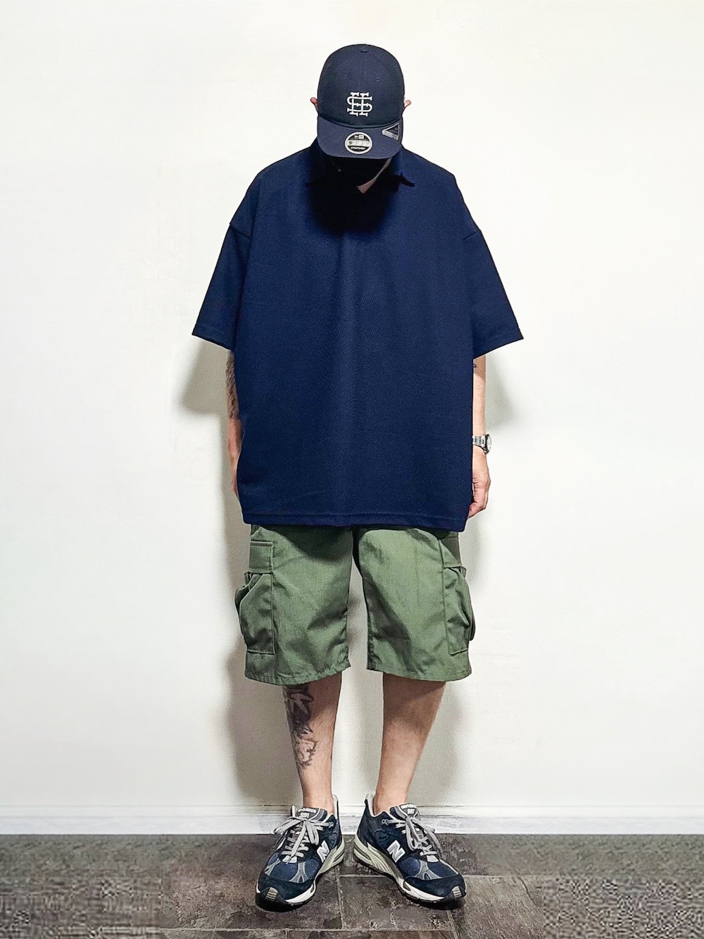 「ニューエラ、ポロシャツ、カーゴショーツ、ニューバランス」｜「NEW BALANCEのアイテム（スニーカー、ブルー系）」を使った、ma-kiさん（メンズ・172cm）の春コーディネートの1枚目の写真