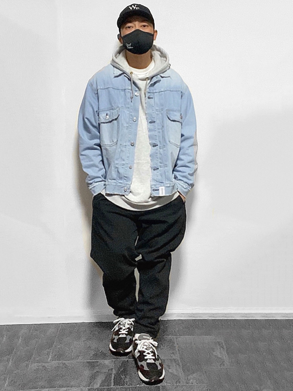 ブラック系のスニーカー、ブラック系のパンツを着用したメンズの冬コーディネートの1枚目の写真