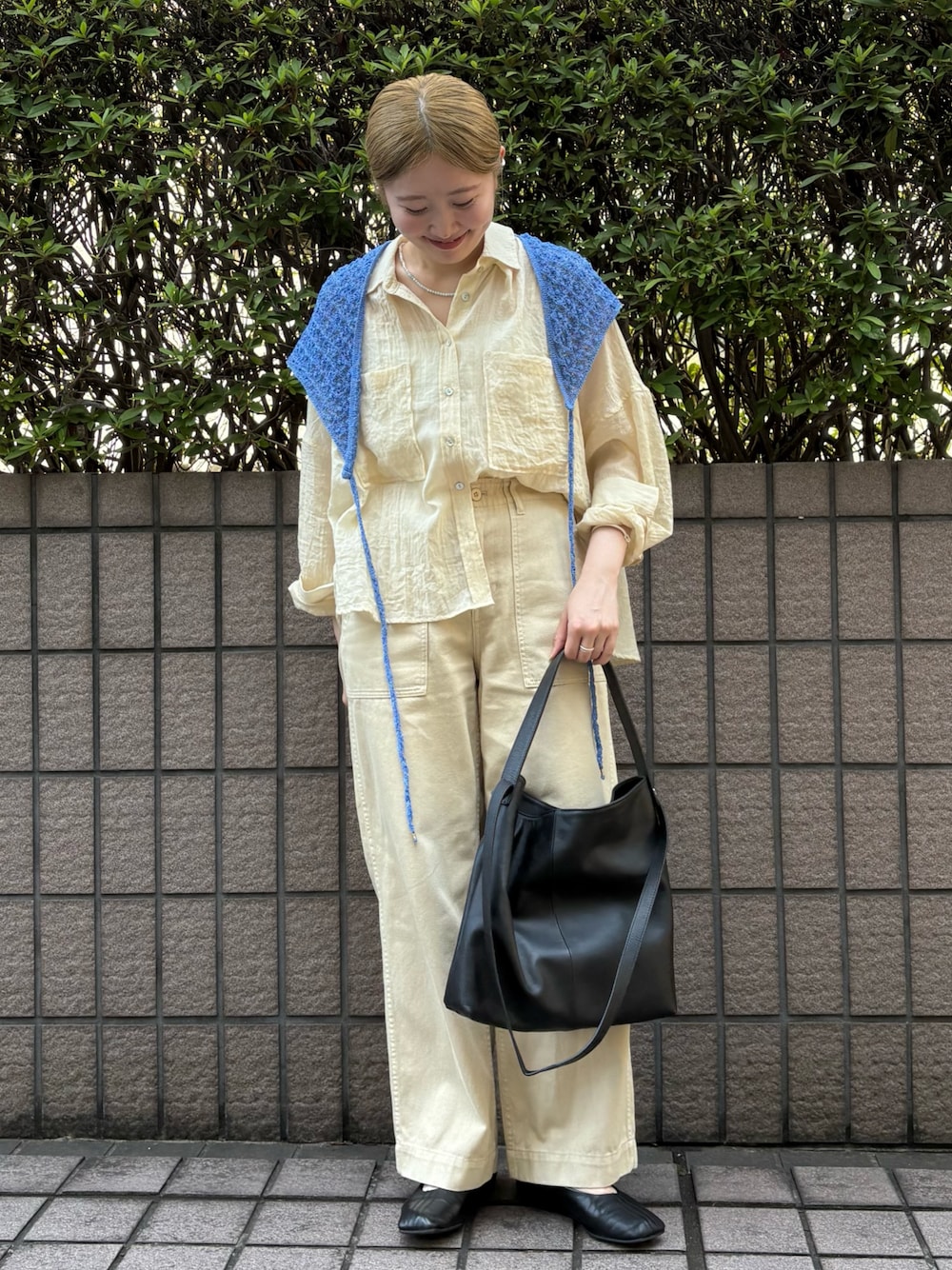 ベージュ系のシャツ/ブラウス、ブラック系のトートバッグ、ベージュ系のその他パンツを着用したレディースの夏コーディネートの1枚目の写真