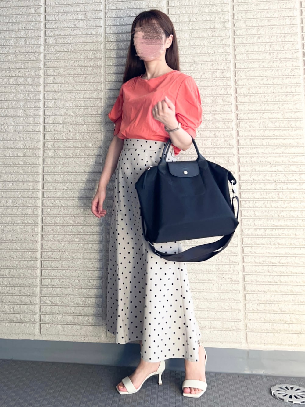 「夏コーデ、オトナ女子、お洒落さんとつながりたい、オレンジ、ドット、マーメイドスカート、ロングスカート、お出かけコーデ、通勤コーデ、オフィスカジュアル、プチプラ、低身長コーデ、夏だ！Tシャツ着よう！、Tシャツ、サンダル」｜「VISの【EASY CARE】シルケットスムースタックボリュームスリーブTシャツ（Tシャツ/カットソー、レッド系）」を使った、ｎａｎａ♡さん（レディース・153cm）の夏コーディネートの1枚目の写真