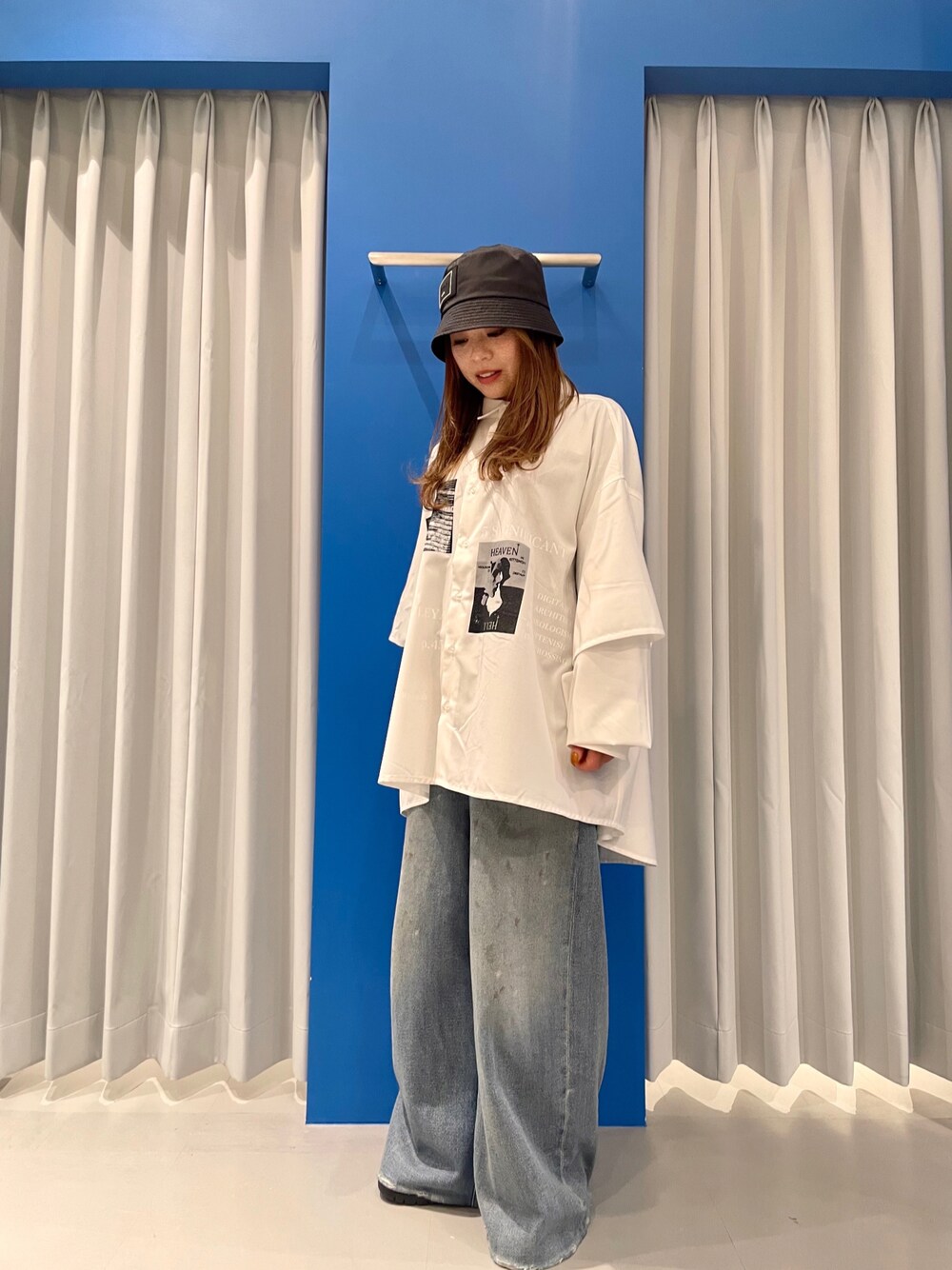 ホワイト系のシャツ/ブラウス、ホワイト系のシャツ/ブラウス、ホワイト系のシャツ/ブラウスを着用したレディースの冬コーディネートの1枚目の写真