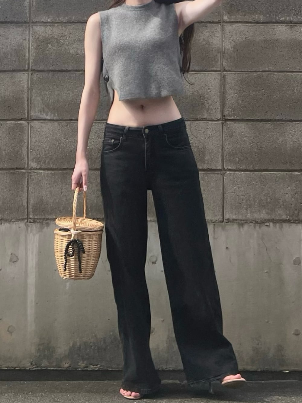 「夏コーデ、おでかけコーデ、シンプル、かごバッグ、ZARA、ザラジョ、ローライズ、夏ニット、サンダルコーデ、きれいめカジュアル、大人可愛い、高身長女子、おしゃれさんと繋がりたい、モノトーン、グレー」｜「Casseliniの【CASSELINI/キャセリーニ】ビーズリボンかごバッグ（かごバッグ、ベージュ系）」を使った、kyoka さん（レディース・164cm）の夏コーディネートの1枚目の写真