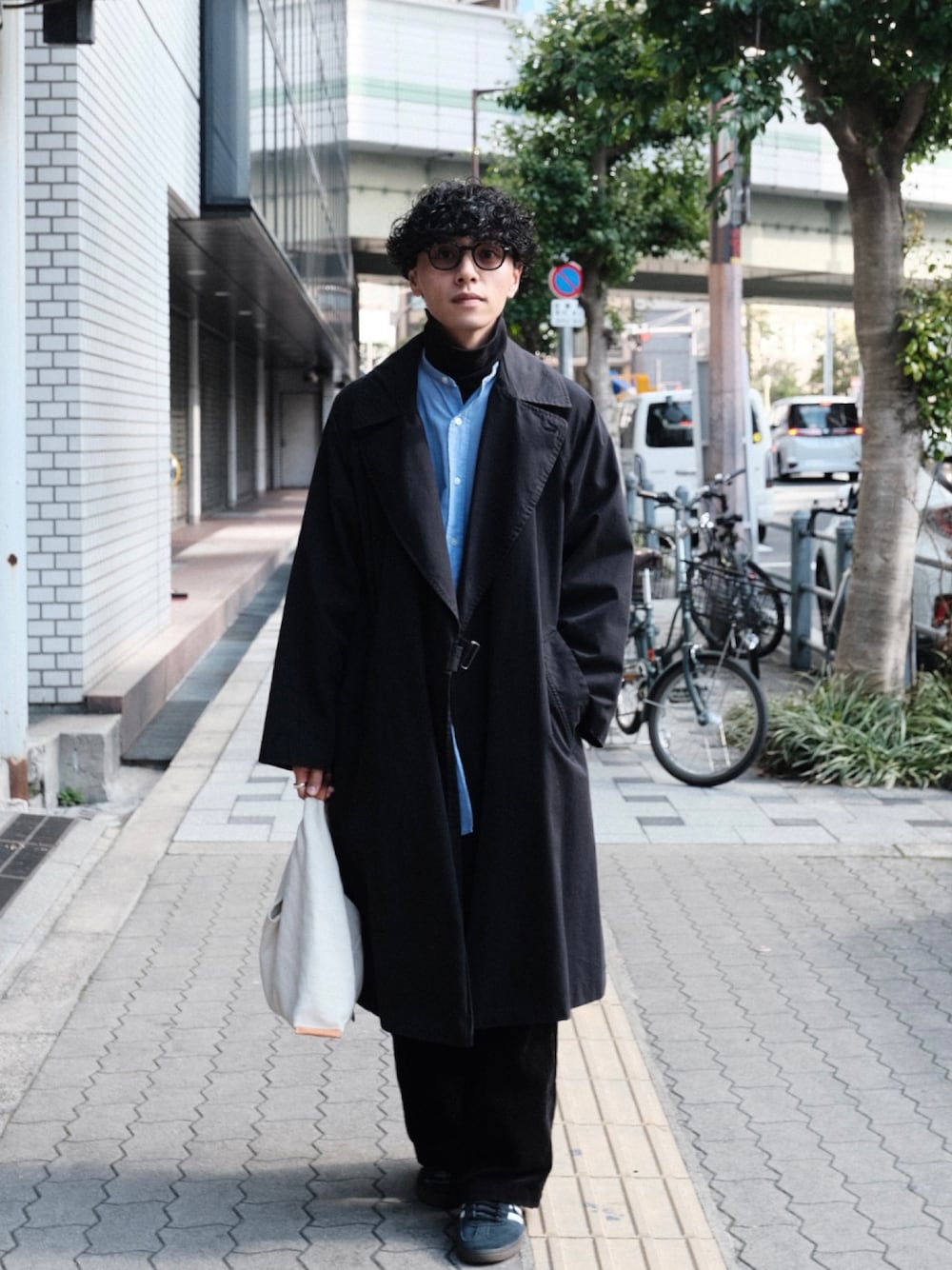 COMOLIのステンカラーコートを使った人気ファッション