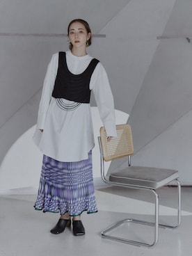 アシンメトリータックシャツを使った人気ファッションコーディネート