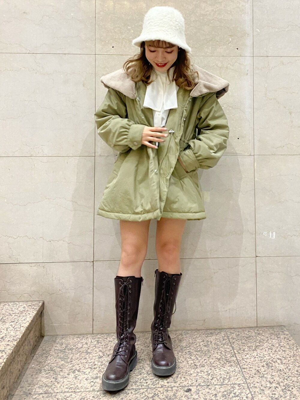 「秋のコーデ、冬コーデ、オトナ女子、楽チンコーデ、大人コーデ、オトナカジュアル、プチプラ、冬、低身長コーデ、ワントーンコーデ、白ニット」｜「one after another NICE CLAUPのファーの付け襟が可愛い！ミリタリー女の子コート（ミリタリージャケット、グリーン系）」を使った、Asuka🧁さん（レディース・153cm）の秋コーディネートの1枚目の写真