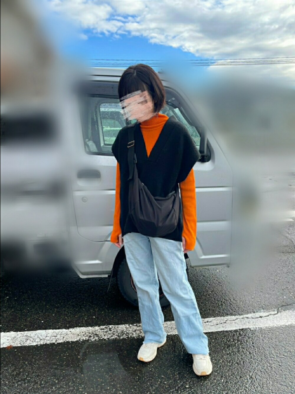 ディープVネックニットベストを使った人気ファッション