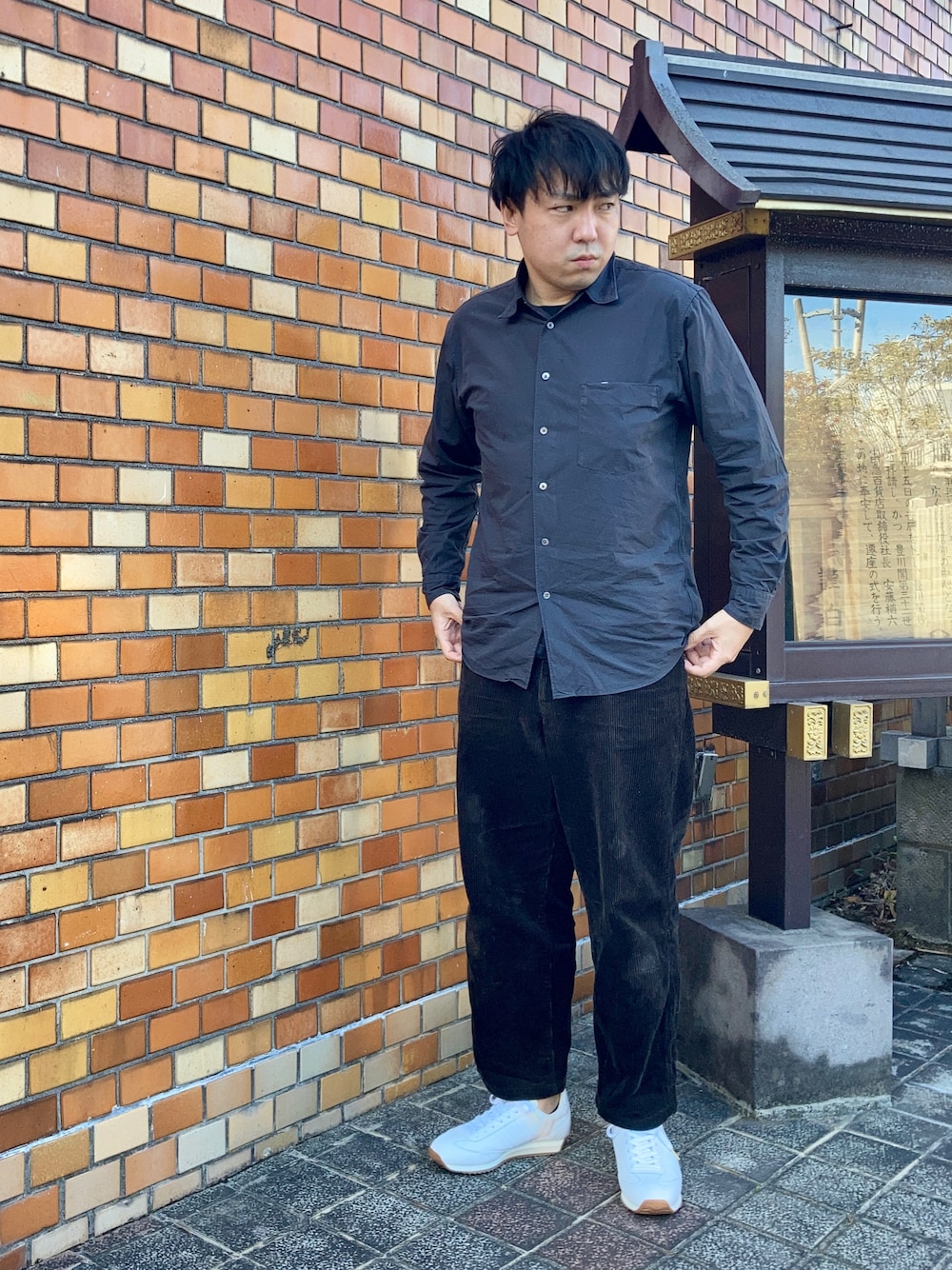 「私の推しブランド、Patrick、シンプルコーデ、スニーカー、白スニーカー、スニーカーコーデ、シャツコーデ、コーデュロイ、コーデュロイパンツ」｜「UNIQLOのアイテム（シャツ/ブラウス、グレー系）」を使った、LB_YAMAZAKIさん（メンズ・176cm）の冬コーディネートの1枚目の写真