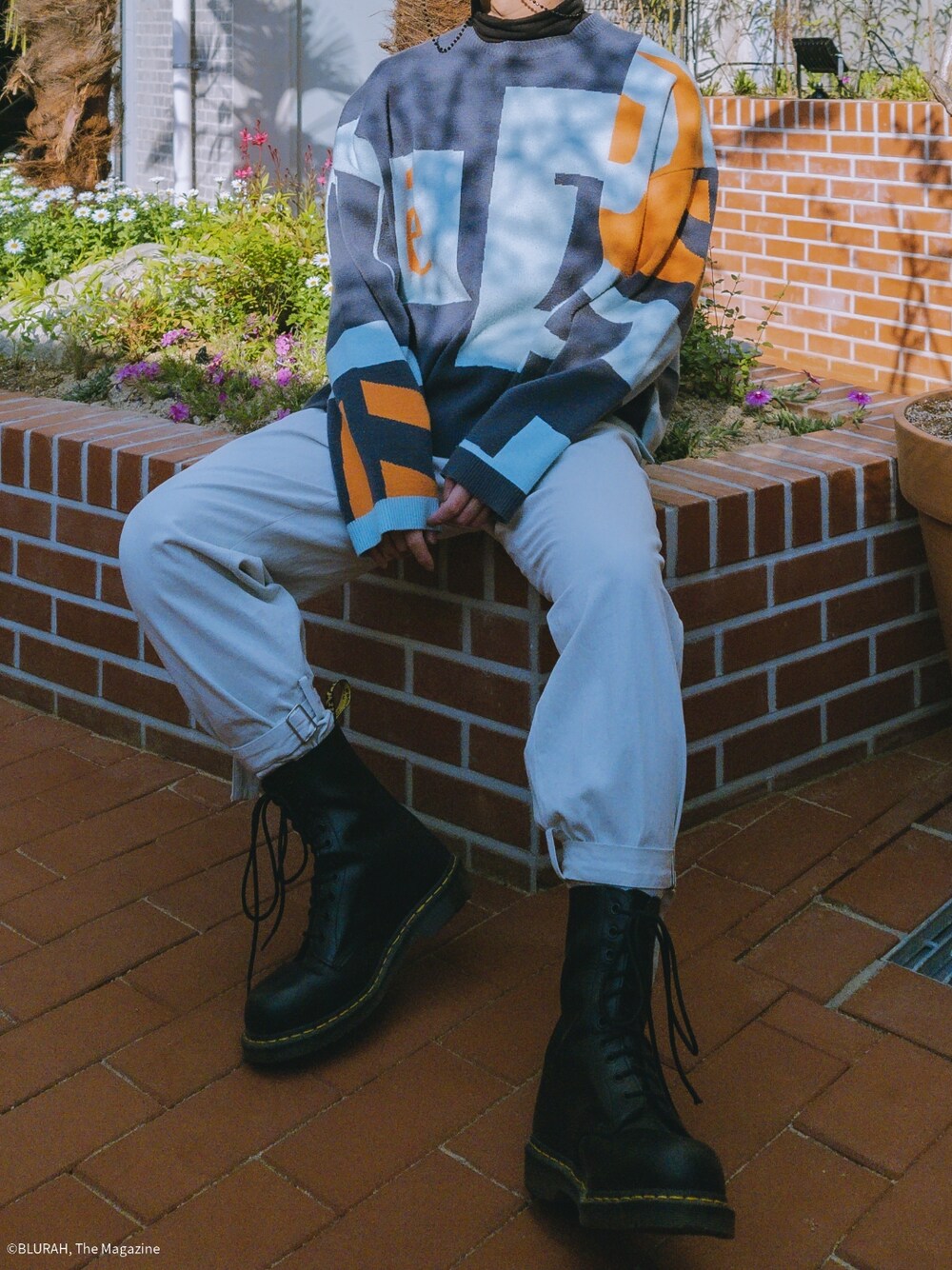 その他のニット/セーター、ブラック系のブーツを着用したメンズの冬コーディネートの2枚目の写真