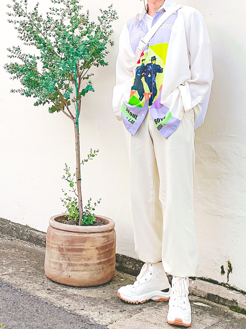 ホワイト系のシューズを着用したメンズの冬コーディネートの2枚目の写真