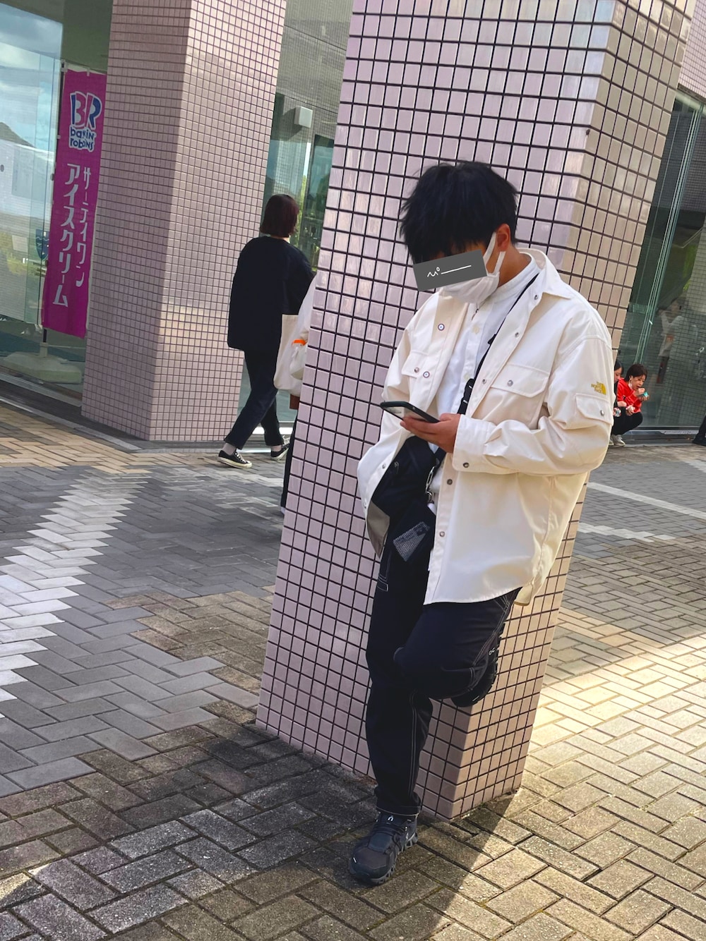 ブラック系のチノパンツ、ブラック系のスニーカー、ブラック系のボディバッグ/ウエストポーチを着用したメンズの秋コーディネートの1枚目の写真