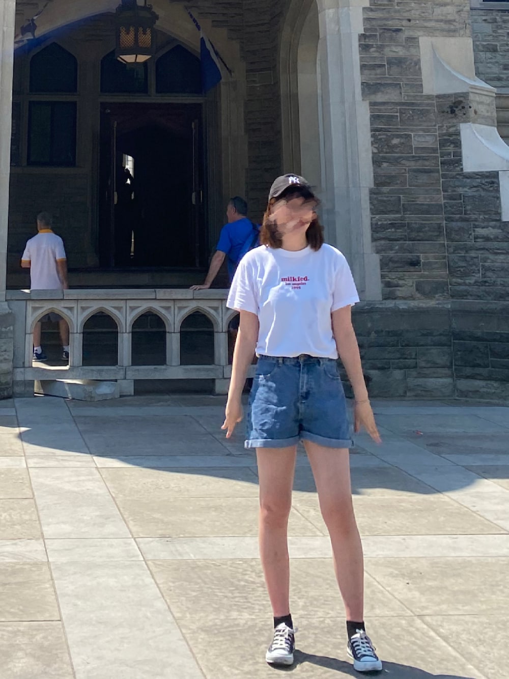 「パンツスタイル、お出かけコーデ、ストリート、モノトーン、夏だ！Tシャツ着よう！、夏コーデ、GRL、スニーカー、Tシャツ、Tシャツ×デニム」｜「MILKFED.のHEART COOPER S/S TEE（Tシャツ/カットソー、ホワイト系）」を使った、suzuさん（レディース・168cm）の夏コーディネートの1枚目の写真