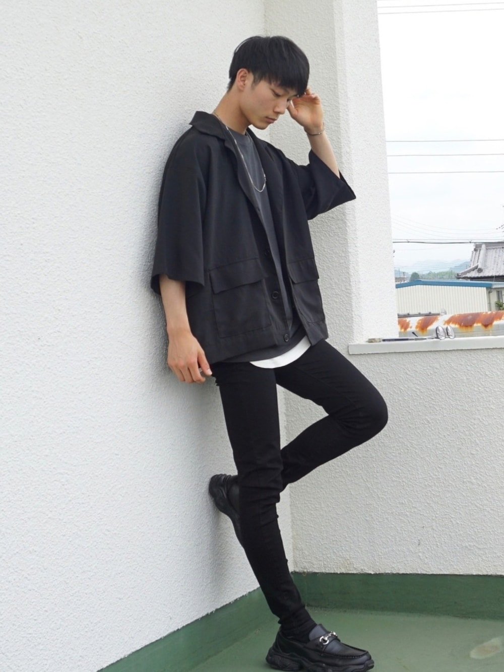 ホワイト系のタンクトップ、ブラック系のシャツ/ブラウス、グレー系のTシャツ/カットソーを着用したメンズの夏コーディネートの1枚目の写真