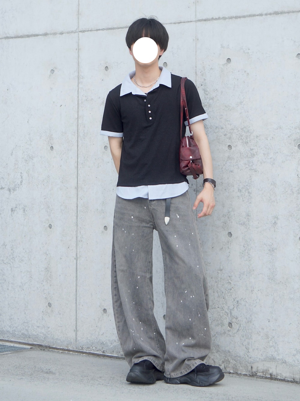 ブラック系のシャツ/ブラウス、グレー系のデニムパンツ、レッド系のショルダーバッグを着用したメンズの夏コーディネートの1枚目の写真