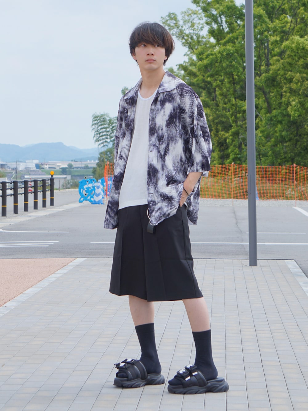 ブラック系のシャツ/ブラウス、ホワイト系のタンクトップ、ブラック系のその他パンツを着用したメンズの夏コーディネートの1枚目の写真