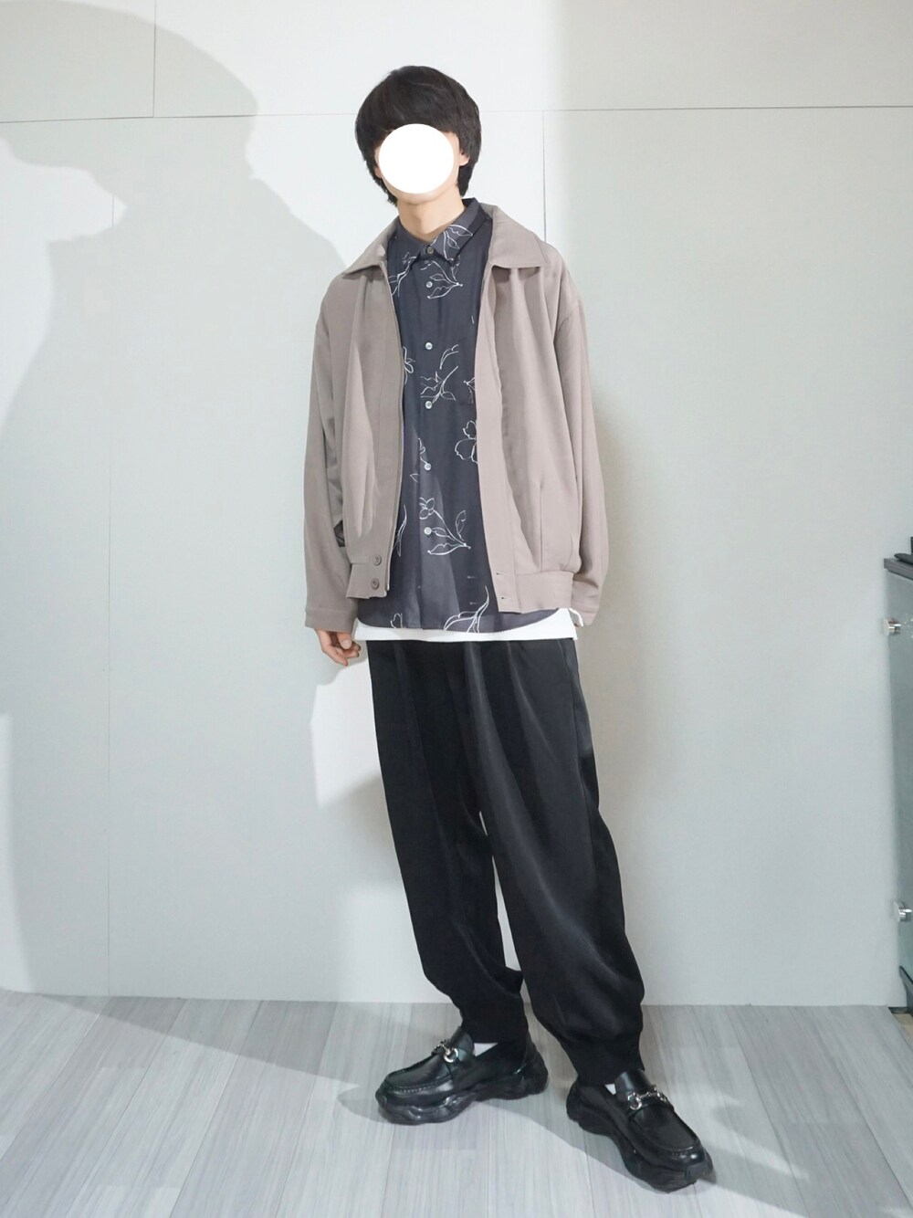 ブラック系のその他パンツ、ブラック系のシャツ/ブラウス、ベージュ系のブルゾンを着用したメンズの春コーディネートの1枚目の写真
