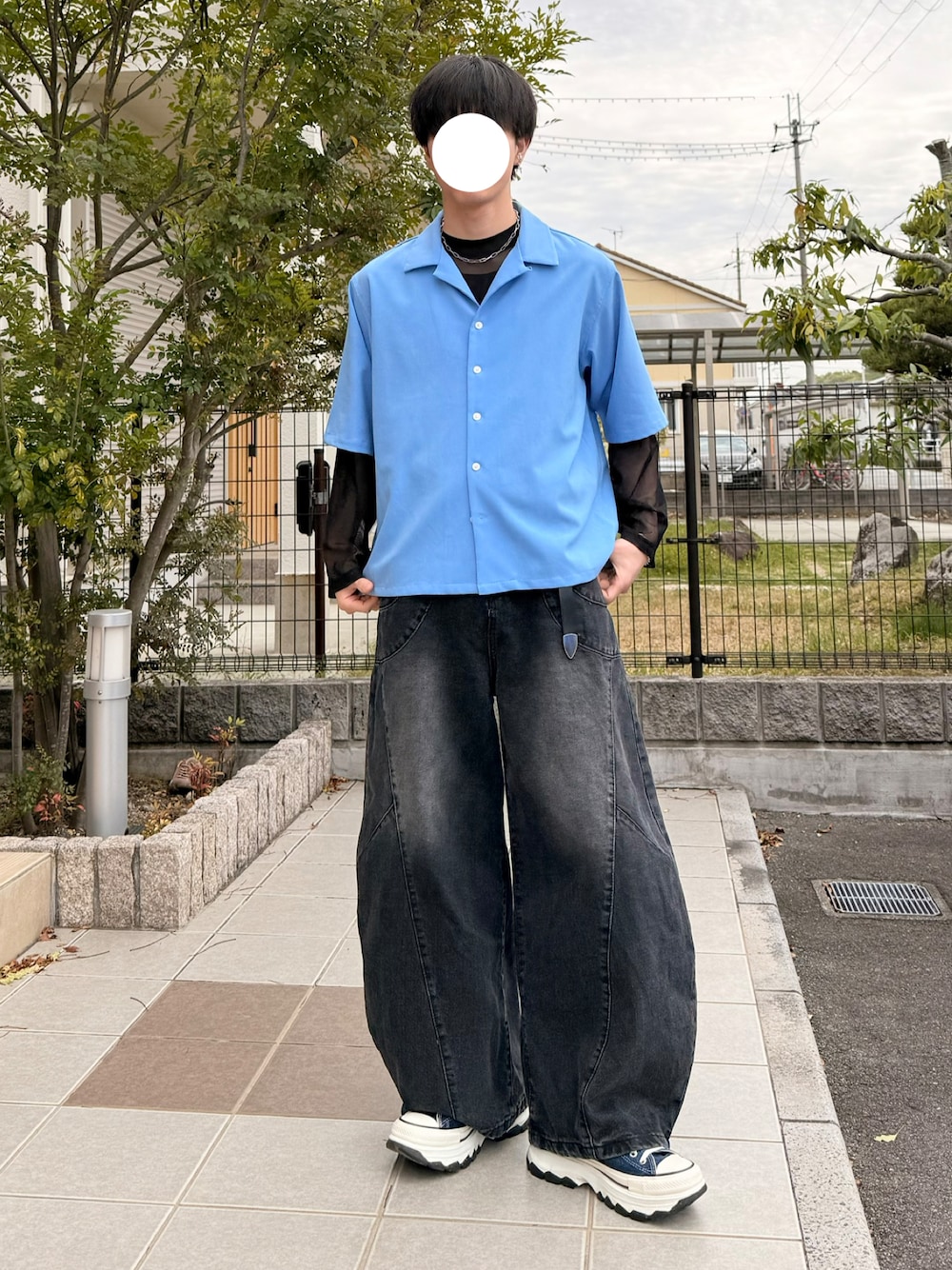 ブラック系のTシャツ/カットソー、ブラック系のデニムパンツ、ブルー系のシャツ/ブラウスを着用したメンズの春コーディネートの1枚目の写真