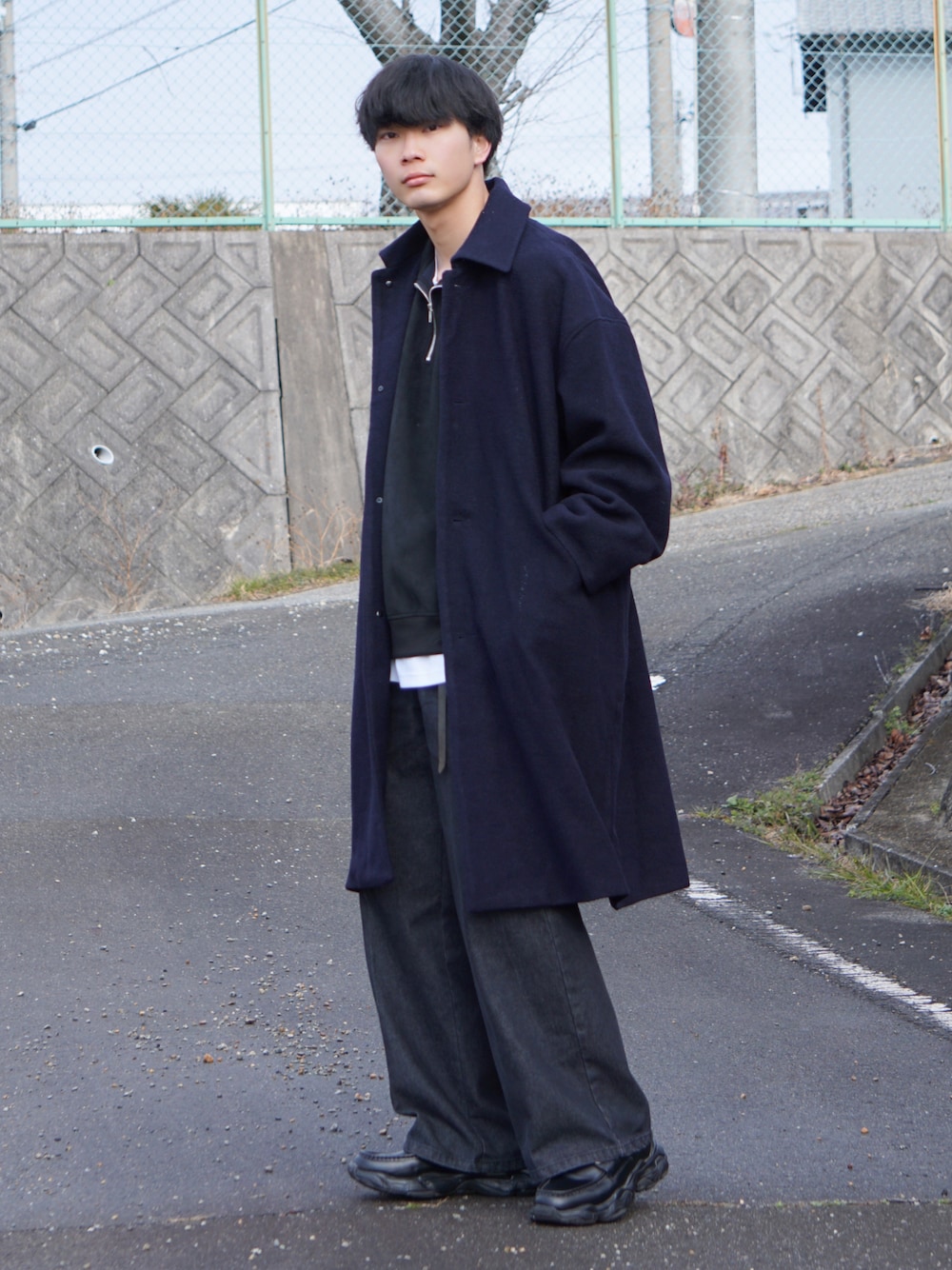 ブルー系のその他アウター、ブラック系のスウェット、ホワイト系のTシャツ/カットソーを着用したメンズの冬コーディネートの1枚目の写真