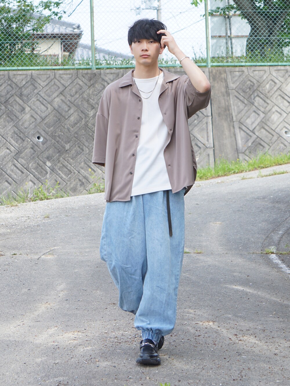 ホワイト系のTシャツ/カットソー、ベージュ系のシャツ/ブラウス、ブルー系のデニムパンツを着用したメンズの春コーディネートの1枚目の写真