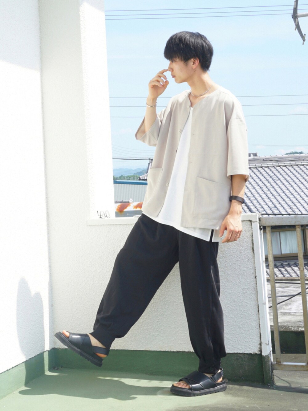 ベージュ系のシャツ/ブラウス、ホワイト系のタンクトップ、ブラック系のその他パンツを着用したメンズの夏コーディネートの1枚目の写真