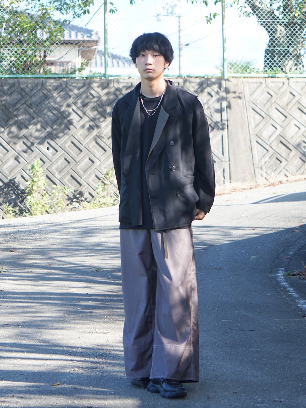 「キレイめ、ブラックコーデ、レイヤードスタイル、ベージュ、ジレ、ベスト、秋コーデ、デート、秋服、ロンT、大人コーデ、お出かけコーデ、シンプルコーデ、いいね、save、フォローお願いします🤑、ダッドスニーカー」｜「selle glantのTAILORED DOUBLE GILET VEST/テーラードダブルジレベスト（ベスト、ブラック系）」を使った、uchiさん（メンズ・177cm）の秋コーディネートの1枚目の写真
