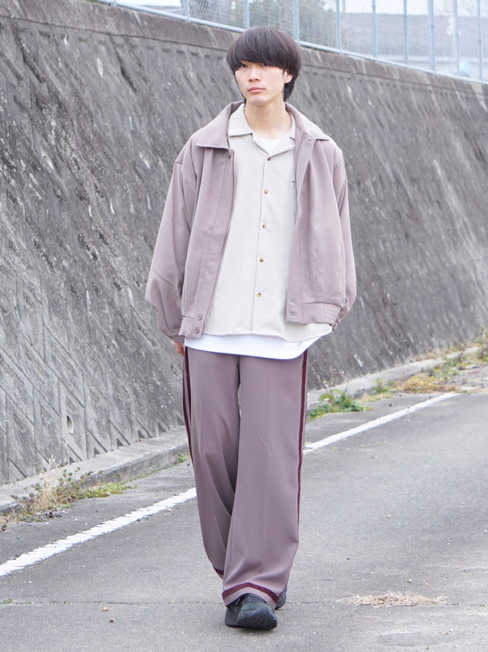 ベージュ系のブルゾン、ベージュ系のシャツ/ブラウス、ホワイト系のTシャツ/カットソーを着用したメンズの冬コーディネートの1枚目の写真