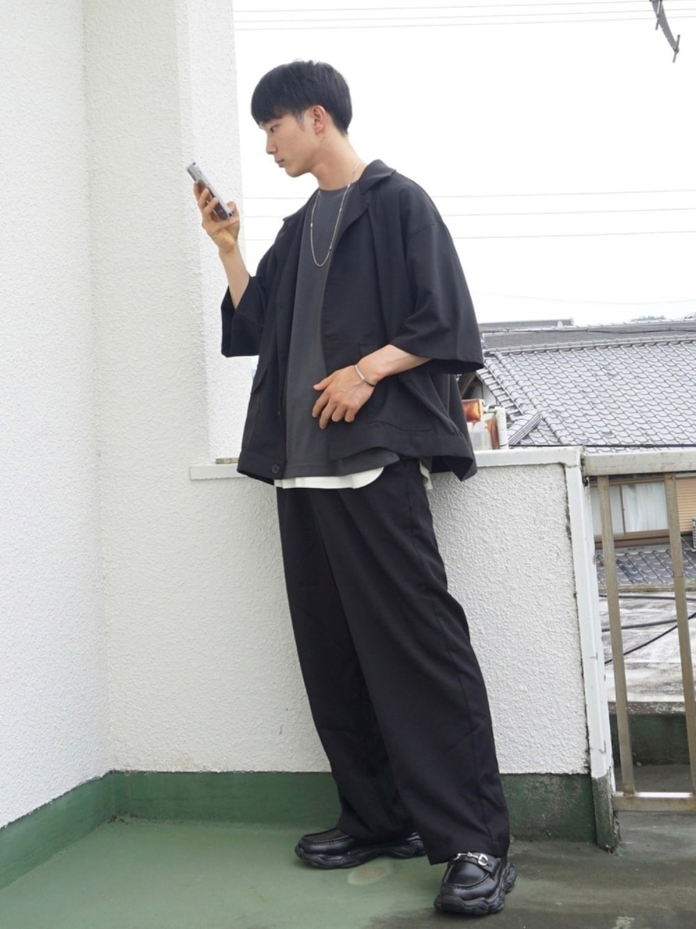 グレー系のTシャツ/カットソー、ブラック系のスニーカー、ブラック系のシャツ/ブラウスを着用したメンズの夏コーディネートの1枚目の写真