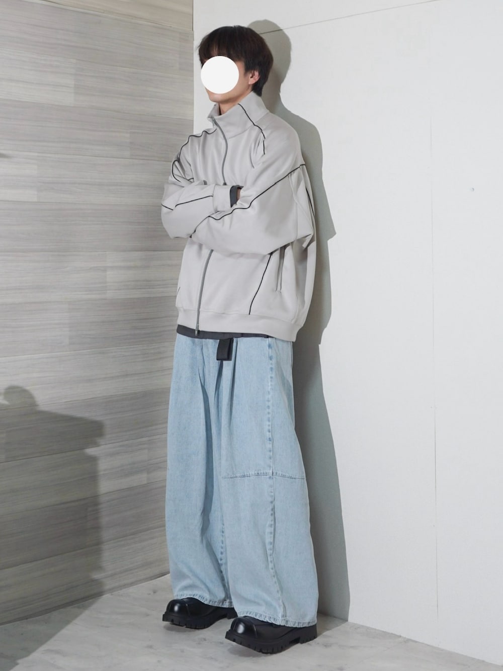 ホワイト系のブルゾン、ブルー系のデニムパンツ、ブラック系のローファーを着用したメンズの春コーディネートの1枚目の写真