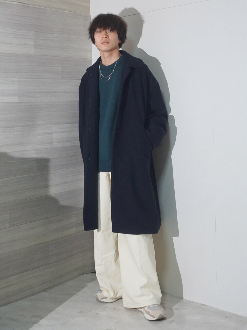 ブルー系のその他アウター、ブルー系のニット/セーター、ホワイト系のデニムパンツを着用したメンズの冬コーディネートの1枚目の写真