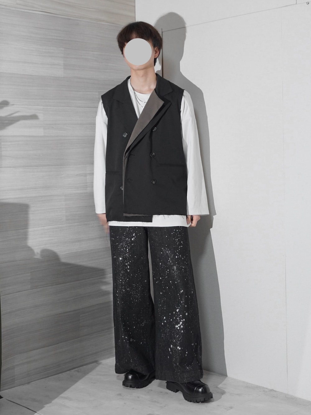 「春コーデ、モノトーン、シンプルコーデ、大人コーデ、ジレ、ロンT、デニムパンツ、レイヤードスタイル、ブラック、ブラックコーデ、ローファー、キレイめ、お出かけコーデ、休日コーデ、モノトーンコーデ」｜「selle glantのTAILORED DOUBLE GILET VEST/テーラードダブルジレベスト（ベスト、ブラック系）」を使った、uchiさん（メンズ・177cm）の冬コーディネートの1枚目の写真