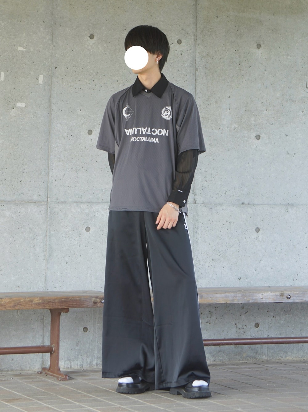 グレー系のTシャツ/カットソー、ブラック系のシャツ/ブラウス、ブラック系のその他パンツを着用したメンズの秋コーディネートの1枚目の写真