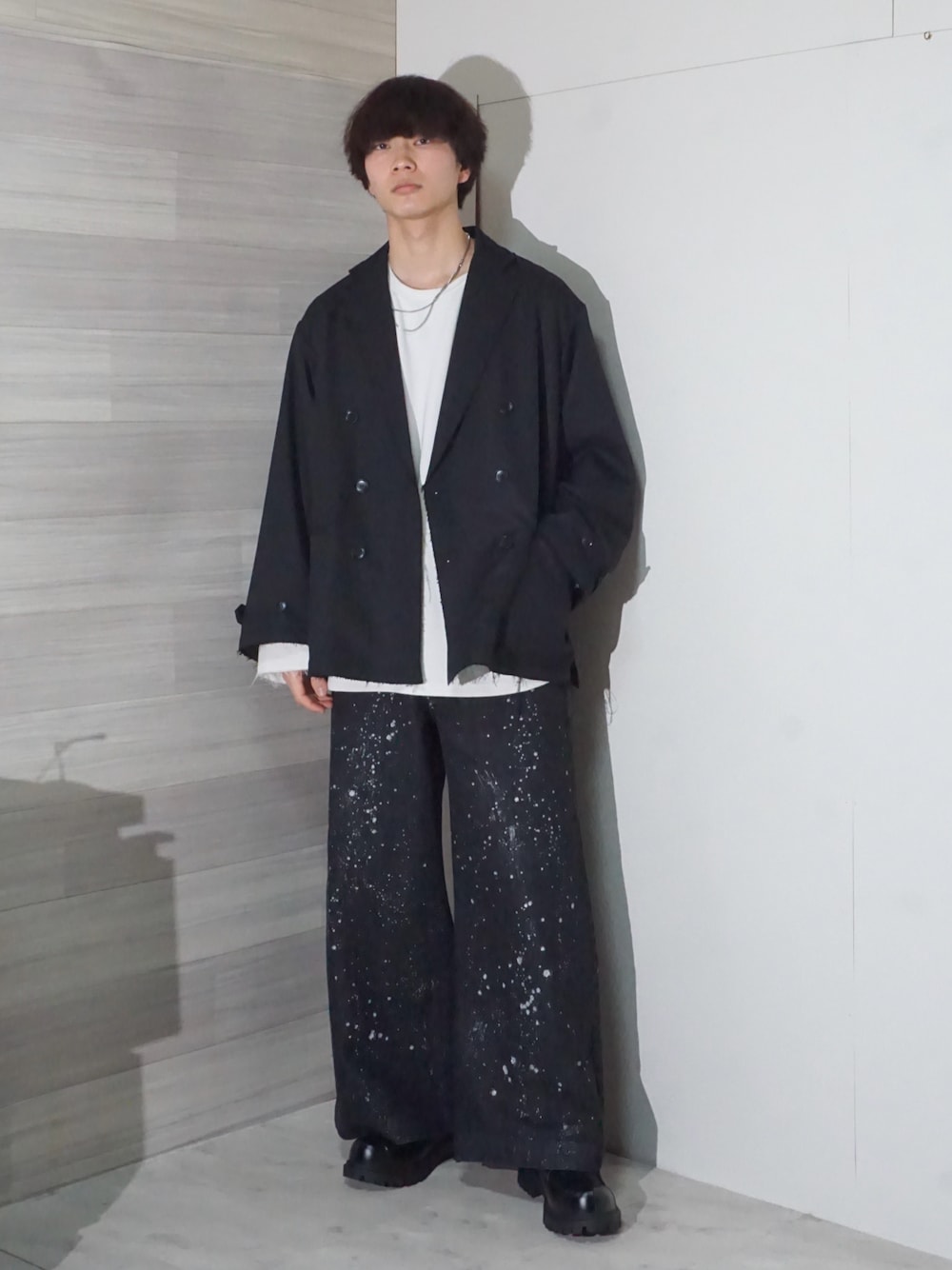 「春コーデ、きれいめカジュアル、モノトーン、デニム、デニムパンツ、キレイめ、ブラックコーデ、ジャケット、ロンT、冬コーデ、ローファー、いいね、save、フォローお願いします🤑、大人カジュアル、お出かけコーデ、カジュアル」｜「CASPER JOHNのLayered tailored jacket/レイヤードテーラードジャケット（テーラードジャケット、ブラック系）」を使った、uchiさん（メンズ・177cm）の冬コーディネートの1枚目の写真