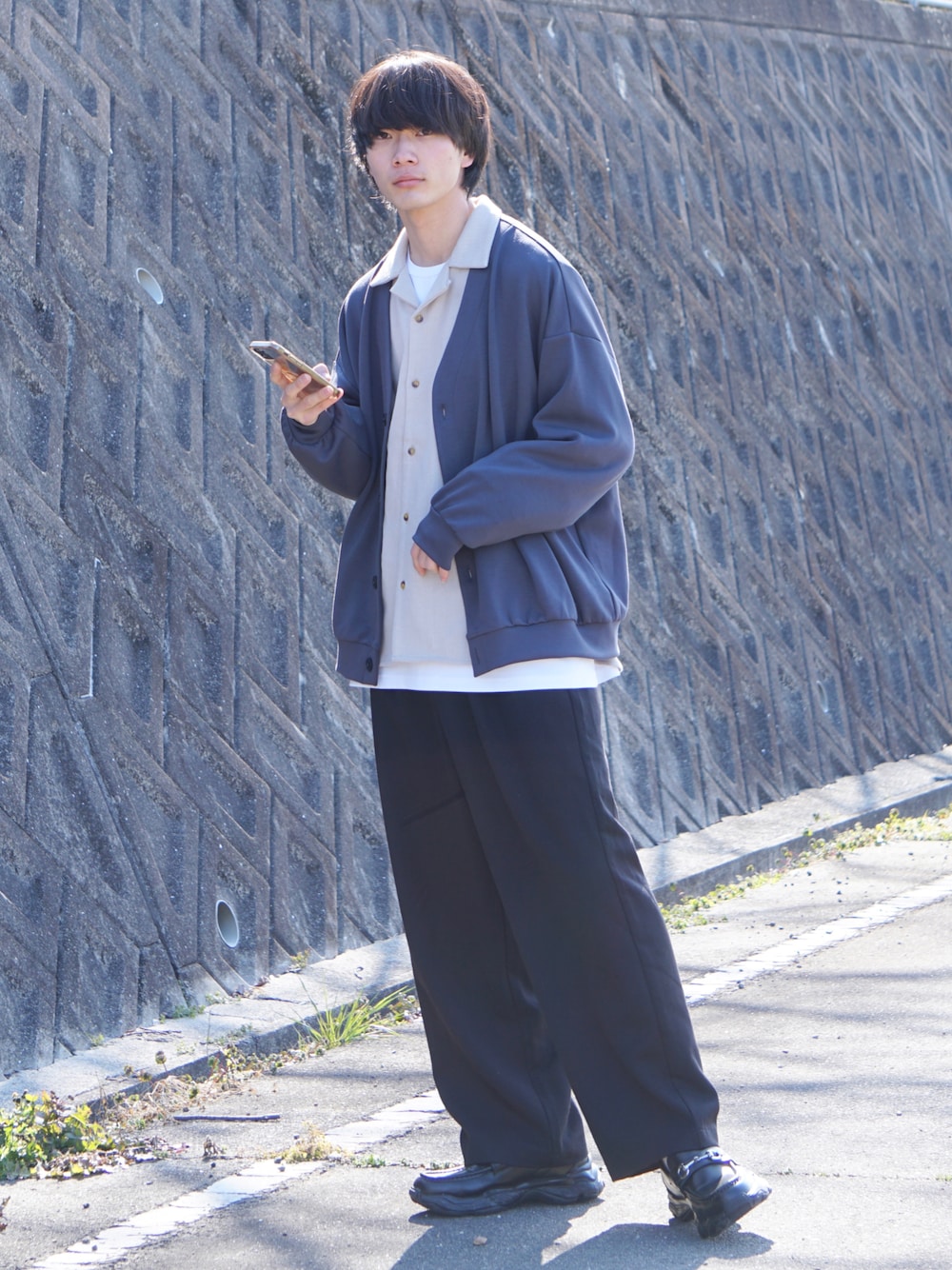 ブラック系のその他パンツ、グレー系のカーディガン/ボレロ、ベージュ系のシャツ/ブラウスを着用したメンズの春コーディネートの1枚目の写真