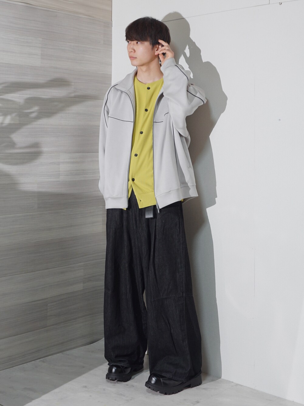 ホワイト系のブルゾン、ブラック系のデニムパンツ、イエロー系のカーディガン/ボレロを着用したメンズの春コーディネートの1枚目の写真
