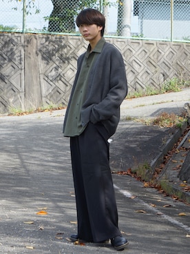 「オリーブ」｜「アイテム（スラックス）」を使った、uchiさん（メンズ・177cm）の秋コーディネート