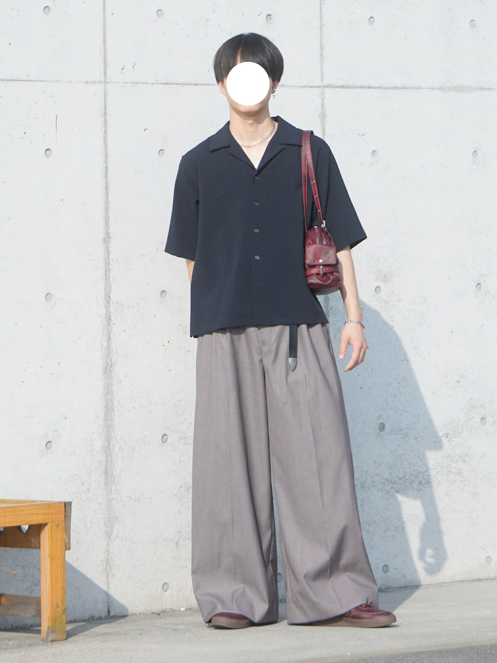 ブルー系のシャツ/ブラウス、グレー系のスラックス、レッド系のショルダーバッグを着用したメンズの夏コーディネートの1枚目の写真
