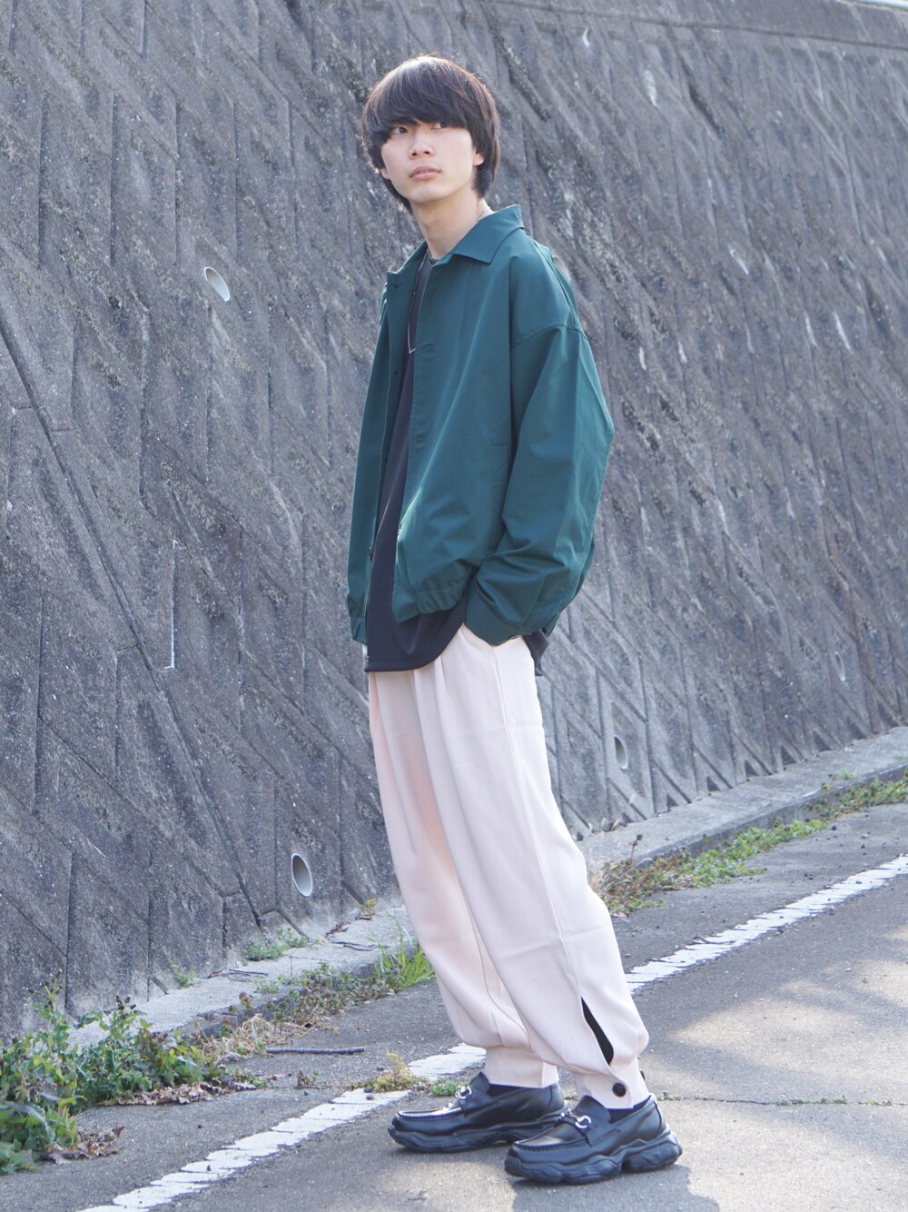 グリーン系のその他アウター、ブラック系のTシャツ/カットソー、ベージュ系のその他パンツを着用したメンズの春コーディネートの1枚目の写真