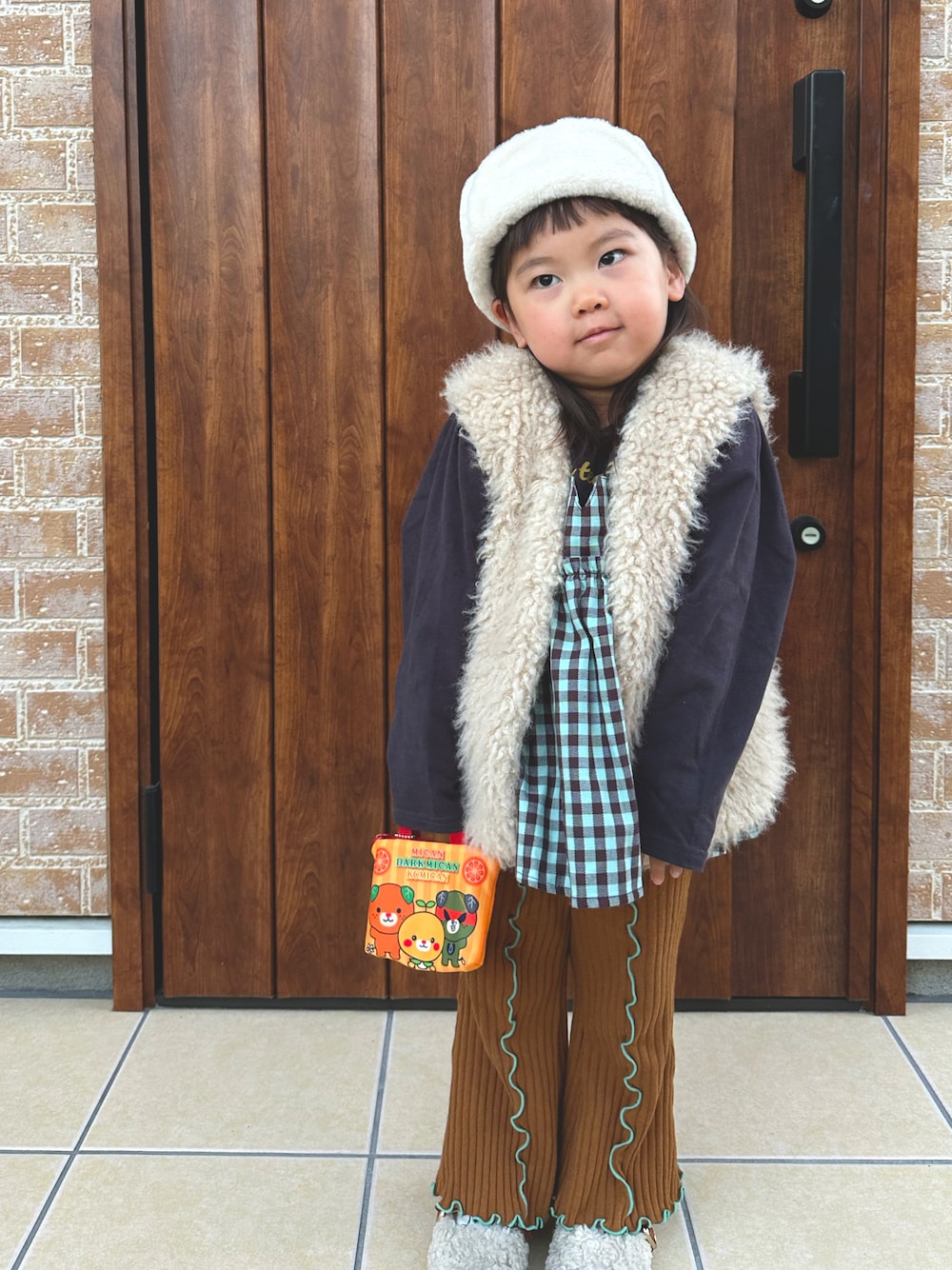 「秋コーデ、女の子、3歳、キッズコーデ、プチプラ、キッズファッション、ブラウン」｜「西松屋のアイテム（帽子、ホワイト系）」を使った、kohareさん（キッズ・90cm）の秋コーディネートの1枚目の写真