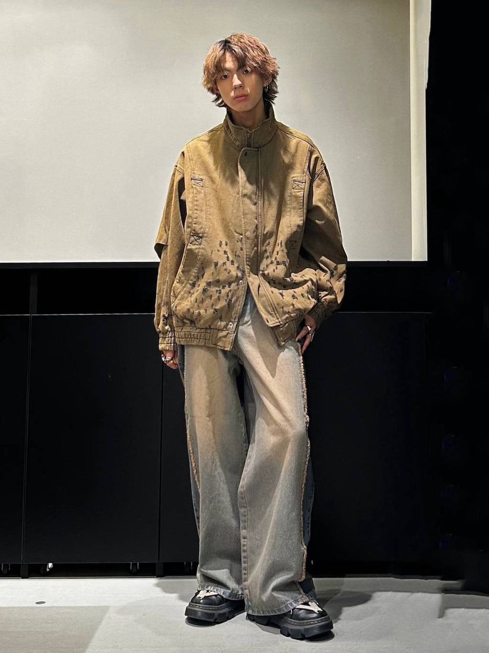 「ユニセックス、差し色コーデ、個性派、Anui、PAGEBOY、デニムパンツ、デニムジャケット、秋コーデ、骨格ウェーブ_PAGEBOY、骨格ナチュラル」｜「Anuiの【UNISEX/3サイズ展開】ラインオーバーダイデニム（デニムパンツ、ブルー系）」を使った、かなうさん（メンズ・172cm）の秋コーディネートの1枚目の写真