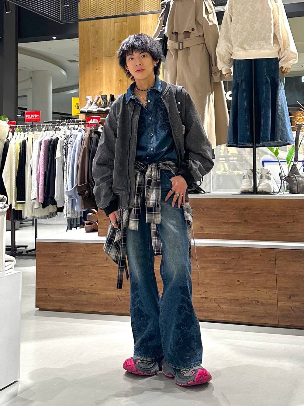ブルー系のデニムパンツ、ブルー系のシャツ/ブラウス、グレー系のワンピースを着用したメンズの冬コーディネートの1枚目の写真