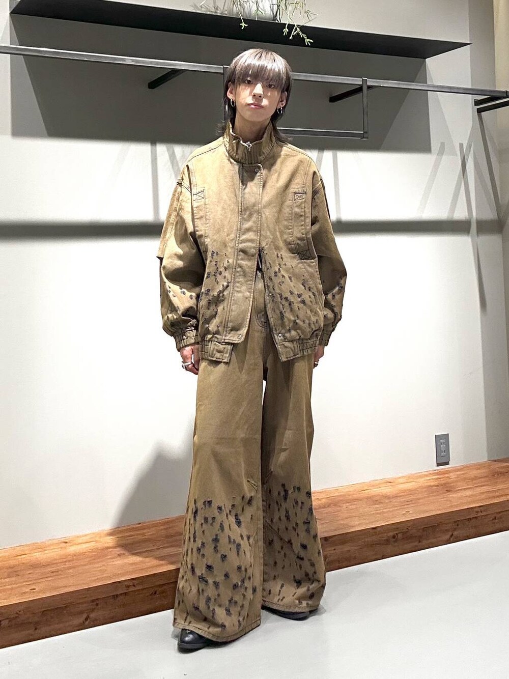 「Anui、ユニセックス、差し色コーデ、個性派、デニムパンツ、デニムジャケット、秋コーデ、PAGEBOY、骨格ナチュラル、骨格ウェーブ_PAGEBOY」｜「Anuiの【UNISEX】ロゴベルト（ベルト、ブラック系）」を使った、かなうさん（メンズ・172cm）の秋コーディネートの1枚目の写真