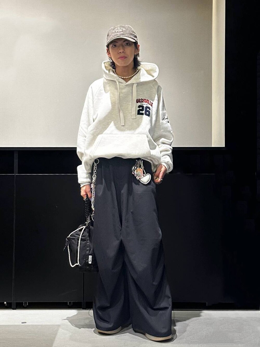 ブラック系のその他パンツ、グレー系のスウェット、ブラック系のショルダーバッグを着用したメンズの秋コーディネートの1枚目の写真