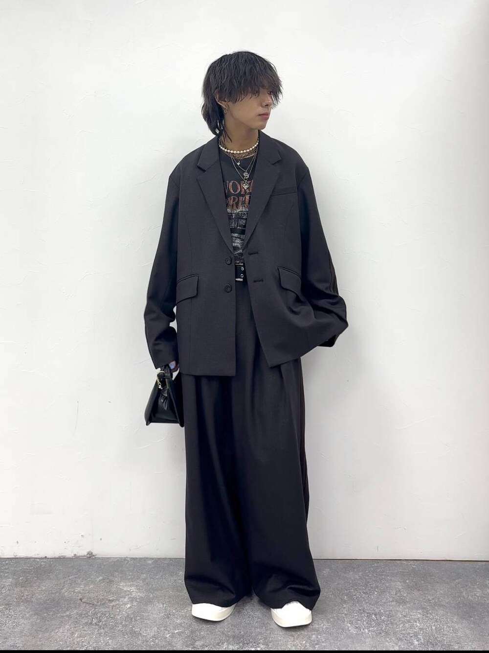「骨格ナチュラル、PAGEBOY、PBLIM、骨格ウェーブ_PAGEBOY、Anui、セットアップ、ジャケット、ユニセックス、差し色コーデ、個性派、スラックス」｜「Anuiの【UNISEX】クラッシュカーロンT（Tシャツ/カットソー、ブラック系）」を使った、かなうさん（メンズ・172cm）の秋コーディネートの1枚目の写真