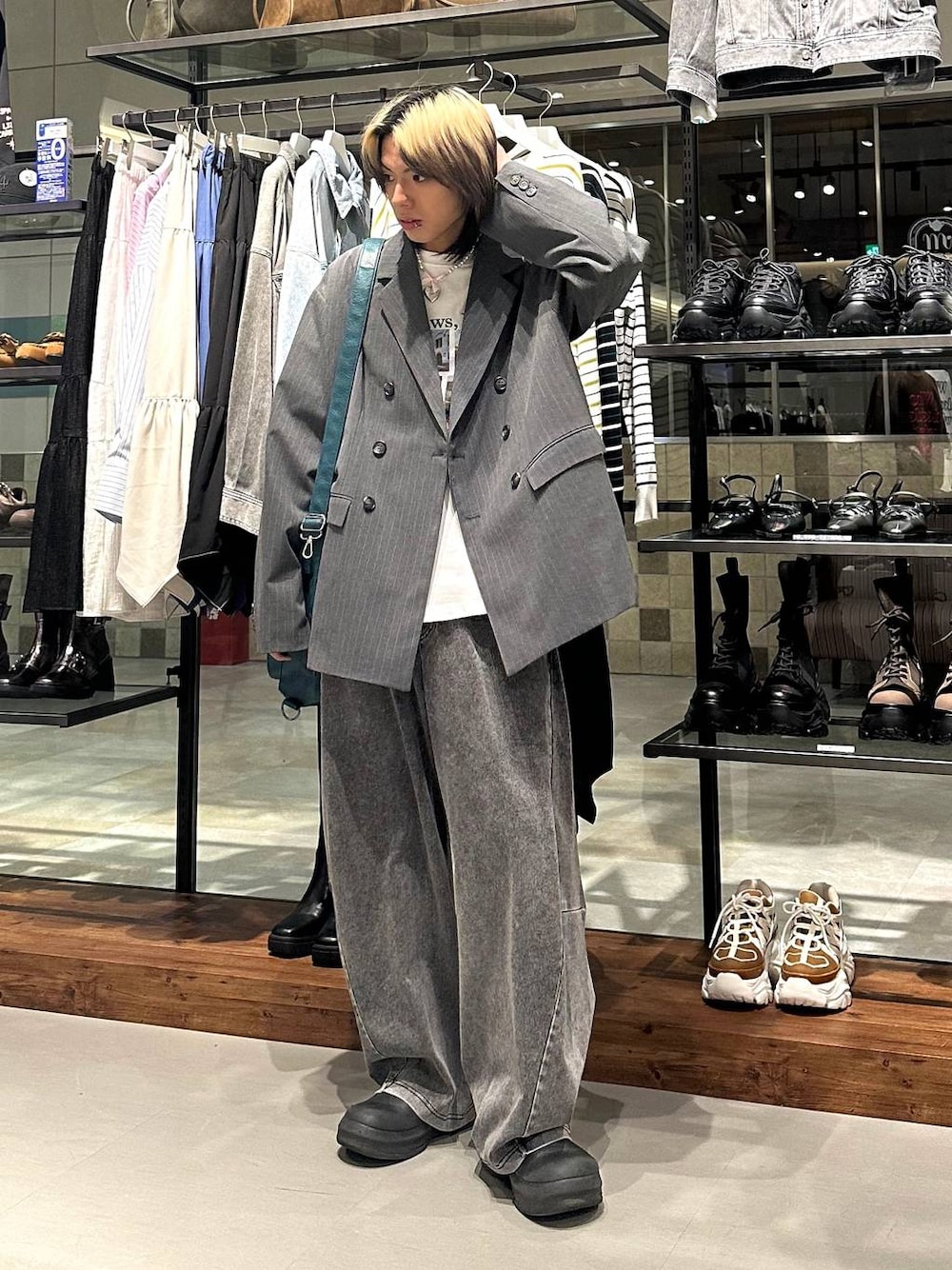 ブルー系のショルダーバッグ、ブラック系のデニムパンツ、ホワイト系のTシャツ/カットソーを着用したメンズの春コーディネートの1枚目の写真